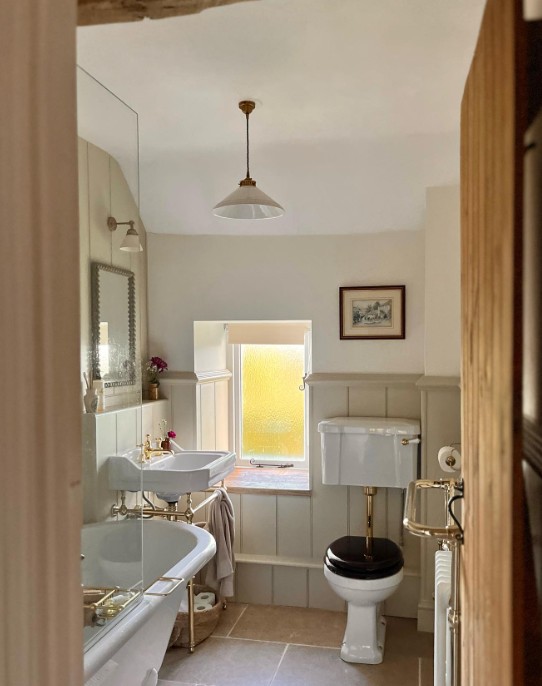 Een badkamer met een klassieke stijl