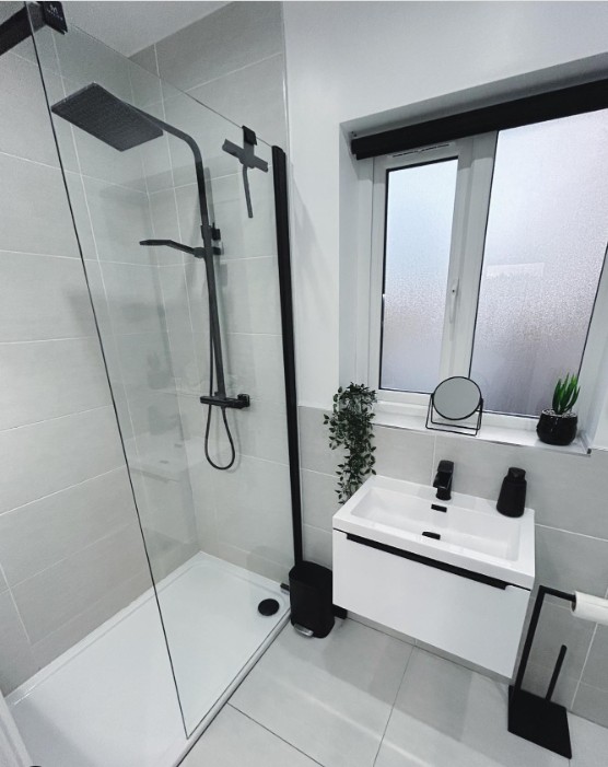 Essentiële vormen in een kleine moderne badkamer