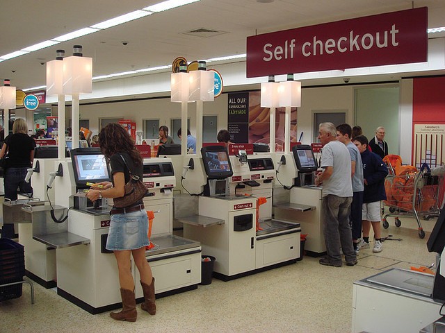 Supermercato inglese elimina le casse automatiche in favore dell'accoglienza umana