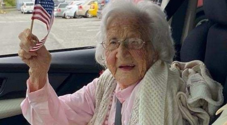 De 106-jarige vrouw is een voormalige lerares, geboren tijdens de Eerste Wereldoorlog