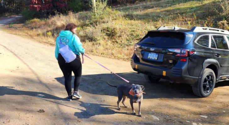 cane al guinzaglio con la nuova padrona
