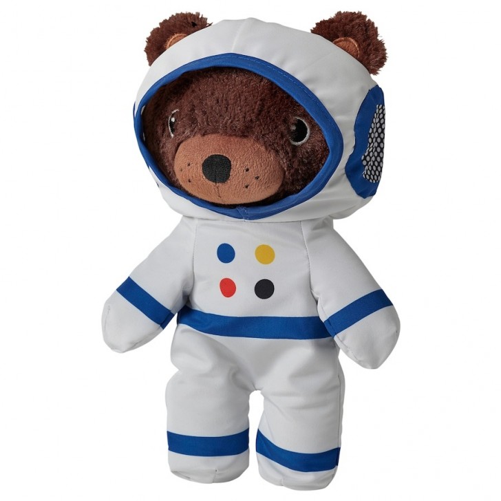 Des peluches avec une tenue d'astronaute