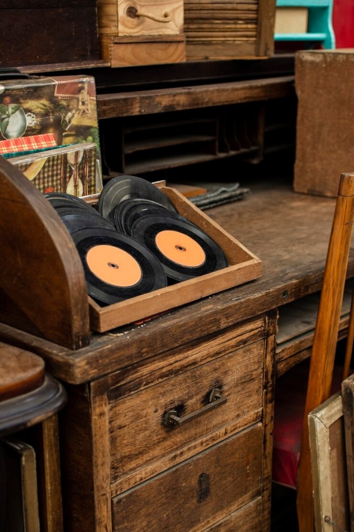 Antiek houten meubilair en oude elektronische apparaten