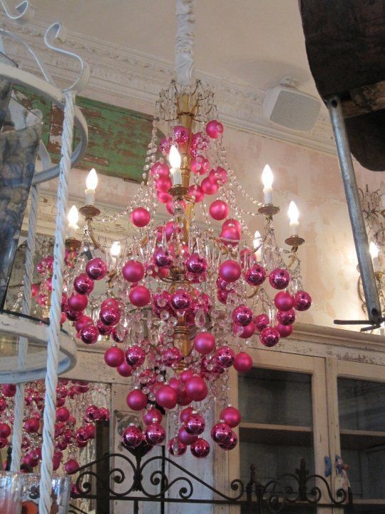 Des boules et des décorations roses utilisées de façon originale
