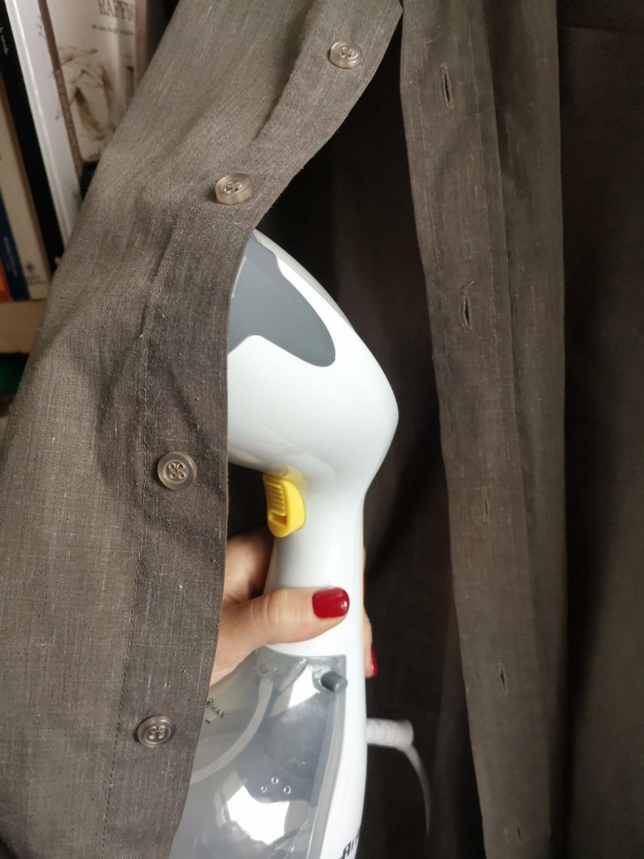 Usare lo stiratore contro i cattivi odori dei vestiti