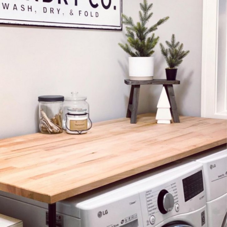 6. Une tablette en bois sur la machine