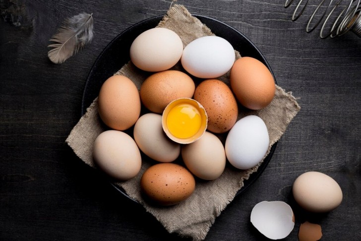 Wie man frische Eier nach dem Aufschlagen erkennt