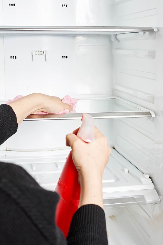 De koelkast schoonmaken