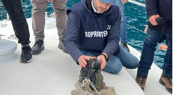 Obsidianen som hittades i havet utanför Capri är ett vasst redskap