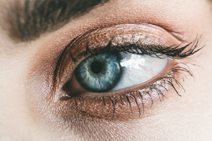Welke factoren bepalen de oogkleur van een persoon?