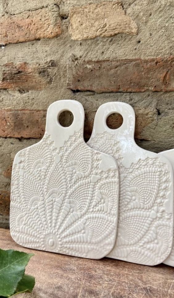 Utiliser les textures des napperons pour imprimer des décorations avec la céramique