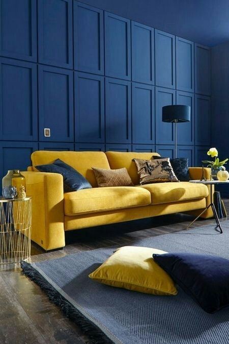 Fai risaltare il divano con un colore a contrasto