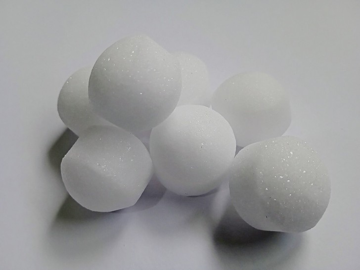 Verwijder de geur van mottenballen uit stoffen, meubels en kamers