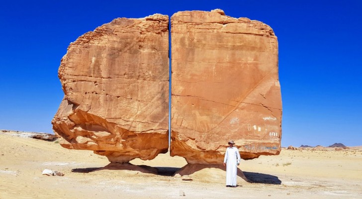 La roccia di Al Naslaa, perfettamente divisa in due