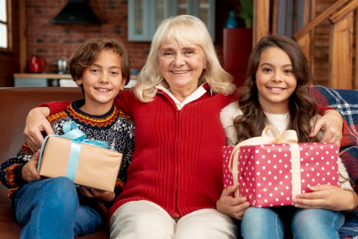 Se sentant nostalgique de ses petits-enfants, elle apporte des cadeaux à ses voisins