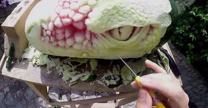 Zo maakt een geniale beeldend kunstenaar van een watermeloen een enge draak - 3