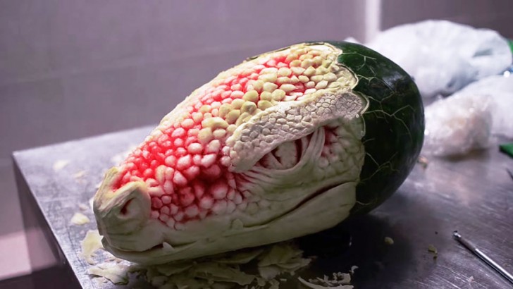 Zo maakt een geniale beeldend kunstenaar van een watermeloen een enge draak - 4