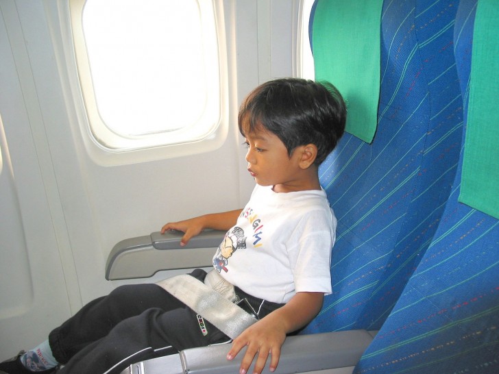 Come comportarsi con i bambini in aereo?