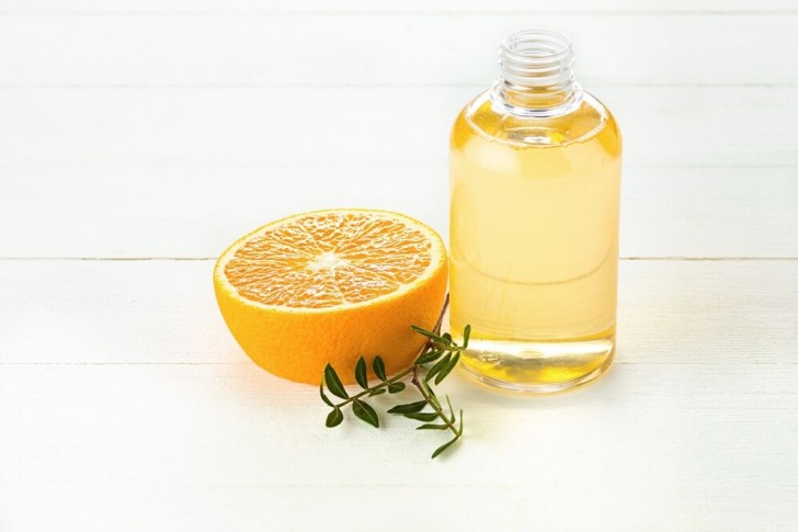 Preparare un olio all'arancia per deodorare la casa