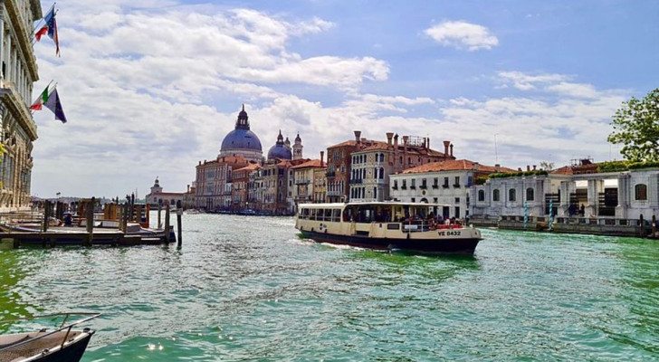Venedig und der Massentourismus: eine immer engere Beziehung