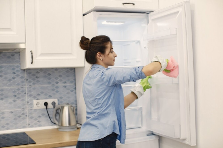 Usare il limone per puloire il frigorifero e il microonde