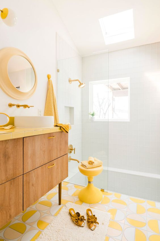 E se giallo fosse il pavimento del bagno? Per giunta in stile midcentury!