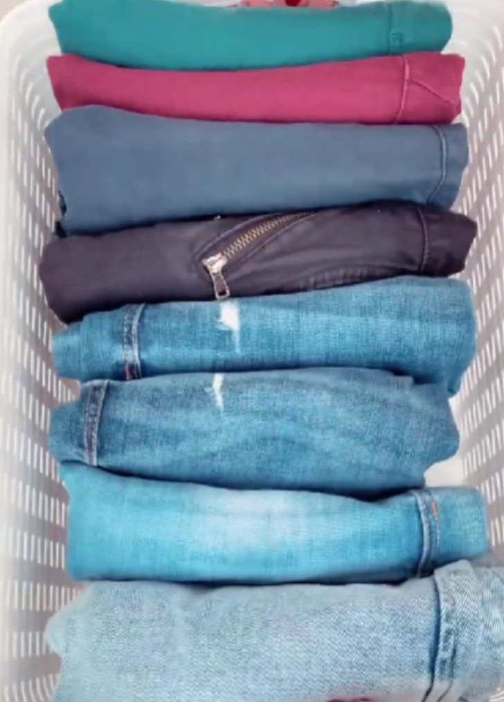 Piegare correttamente pantaloni lunghi e jeans