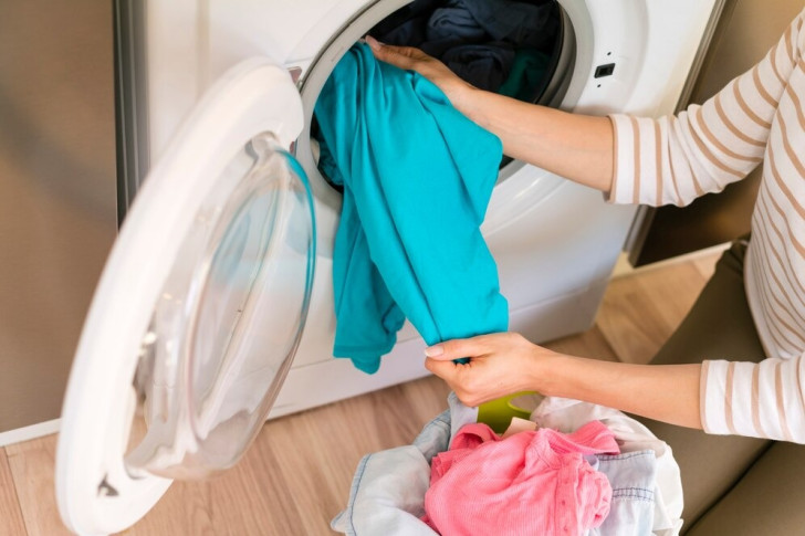 Mit Reinigungstüchern Flecken aus der Kleidung entfernen