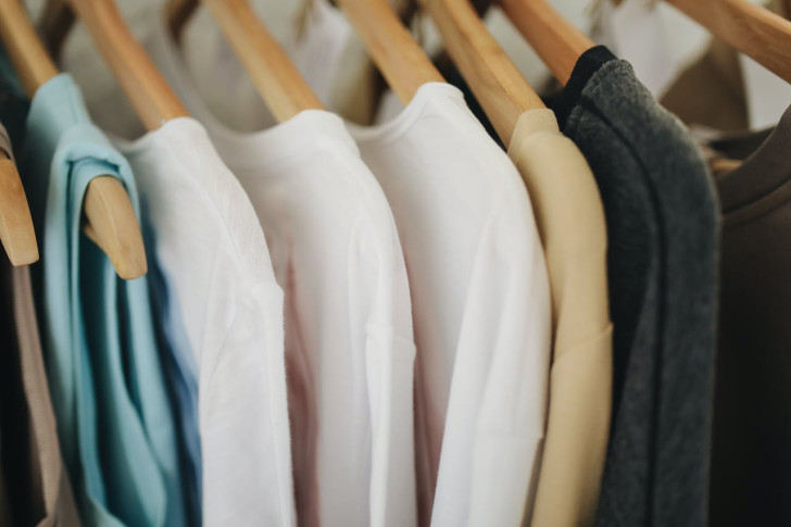 Återuppliva färgen på dina gamla kläder med vitvinsvinäger
