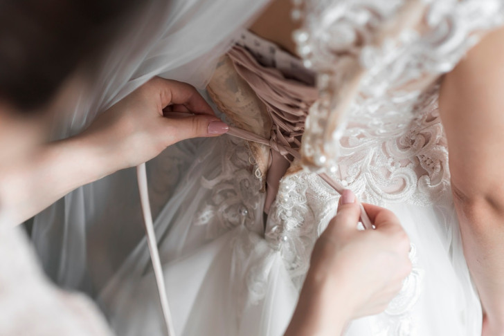 Historien om en brudklänning som "blev tagen som gisslan"