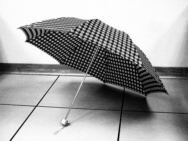 1. Parapluie ouvert dans la maison