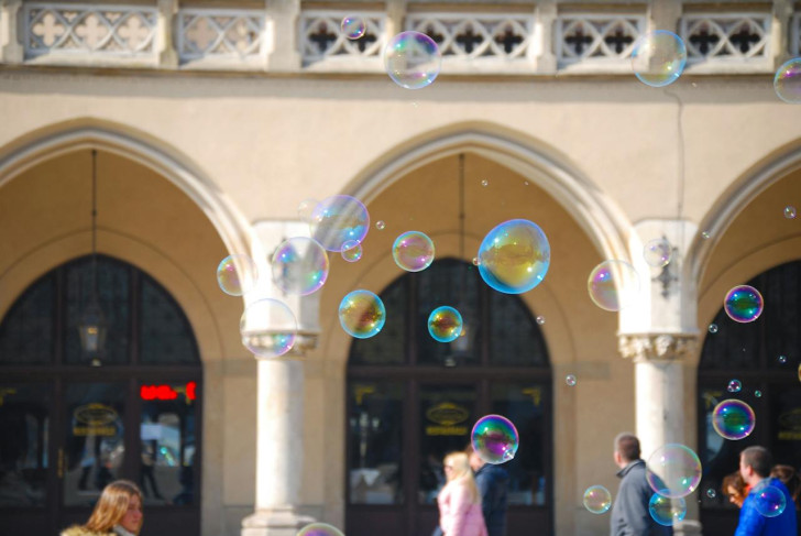 Comment la lumière frappe le film de la bulle de savon