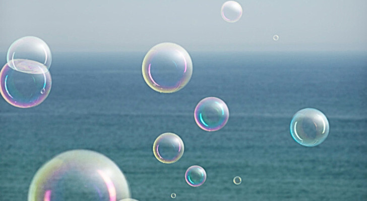 Wit licht maakt zeepbellen kleurrijk: zo maak je ze zelf