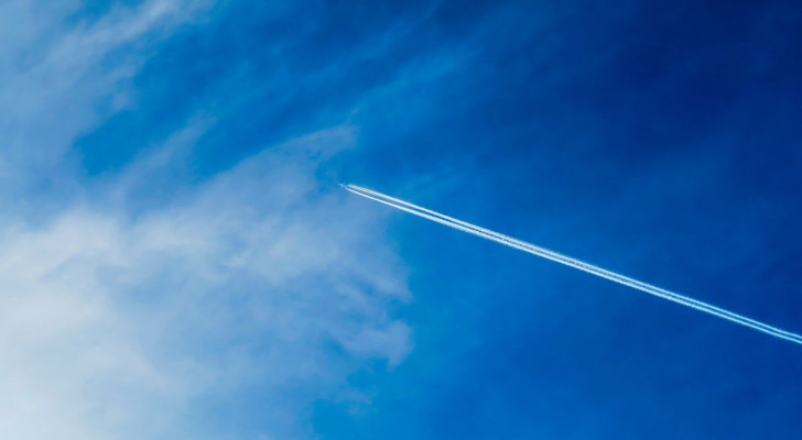 Varför lämnar flygplan vita spår efter sig på himlen?