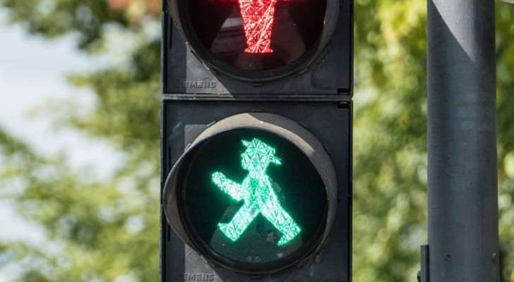 Pourquoi les couleurs des feux de circulation sont-elles le vert, l'orange et le rouge ?