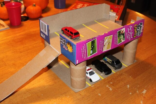2. Garage för leksaksbilar