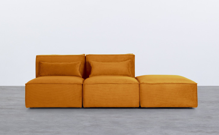 En senapsfärgad soffa