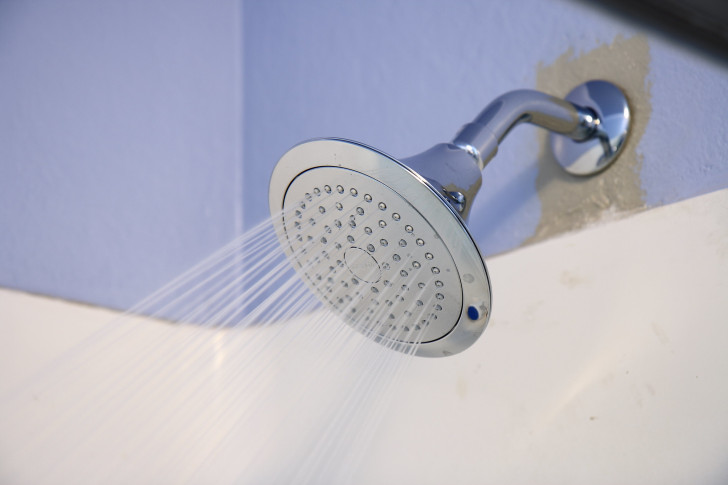 Pulire il soffione della doccia senza rimuoverlo