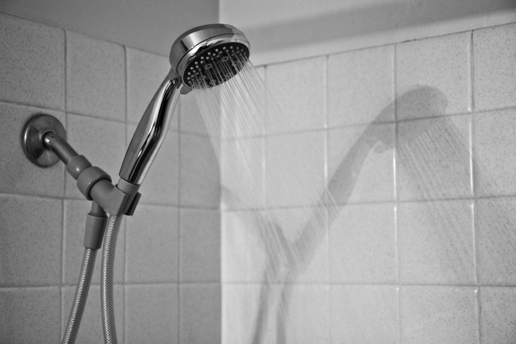 Pulizia profonda del soffione della doccia