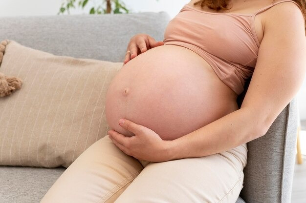 La discussione tra madre e figlia incinta