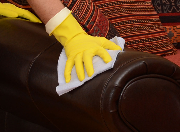 La pulizia naturale del divano in pelle
