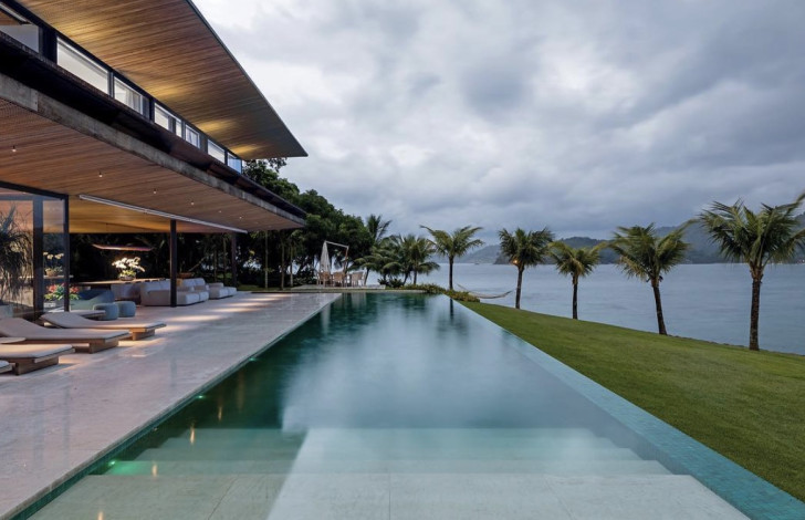 5 - Infinity swimming pool with a sea view