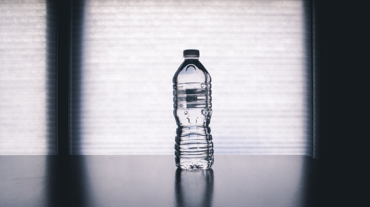 Water verloopt niet, maar plastic flessen wel