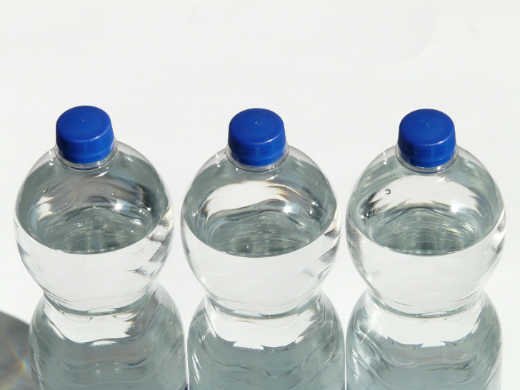 Kan vi dricka vattnet efter sista förbrukningsdatum? Det beror på hur det har förvarats