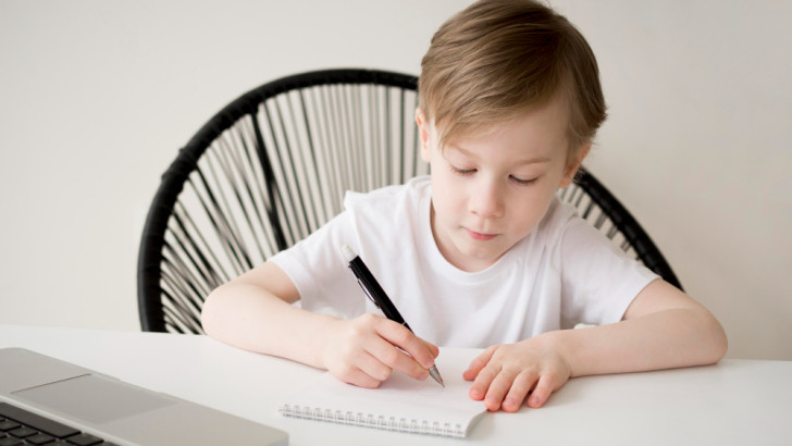 Il cervello impara e ricorda meglio quando scriviamo a mano: lo studio