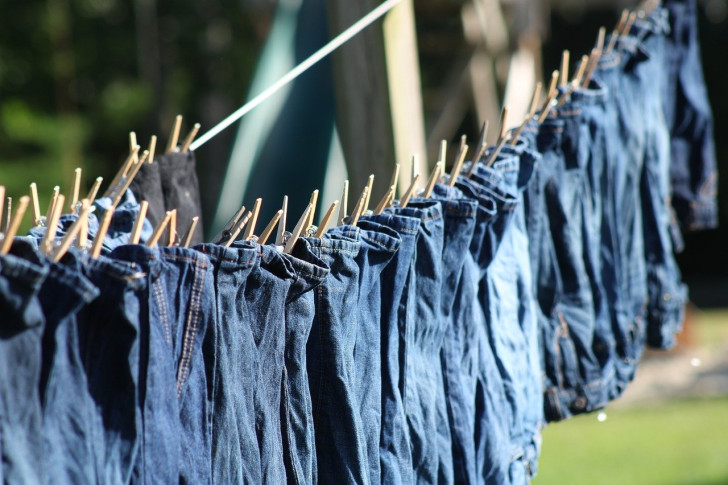 Här förklarar vi hur jeans ska tvättas och hur ofta
