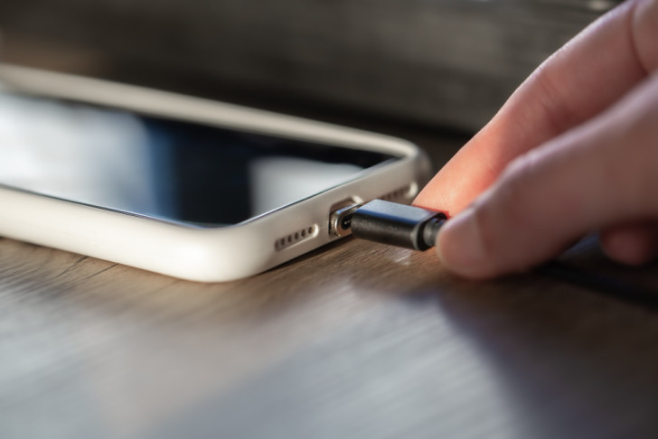 's Nachts je smartphone opladen, ja of nee?