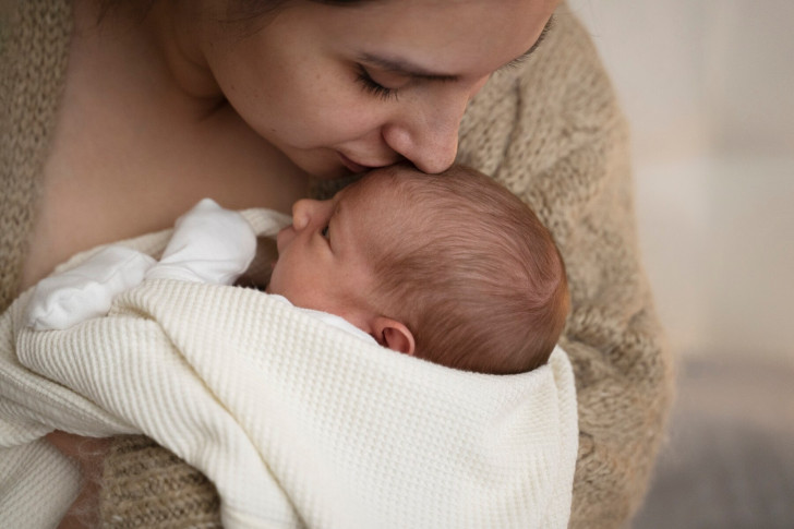 Welke regels heeft de nieuwe moeder opgelegd aan degenen die haar baby willen zien?