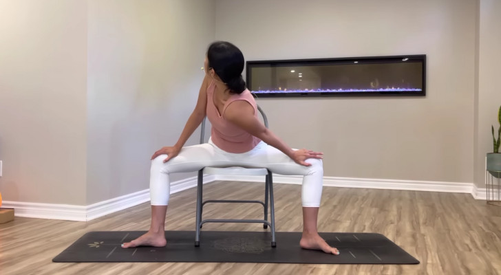 En enkel daglig rutin av Yoga på stol