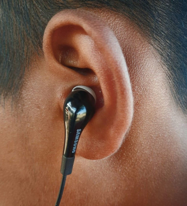 Que faut-il utiliser pour nettoyer les écouteurs ?